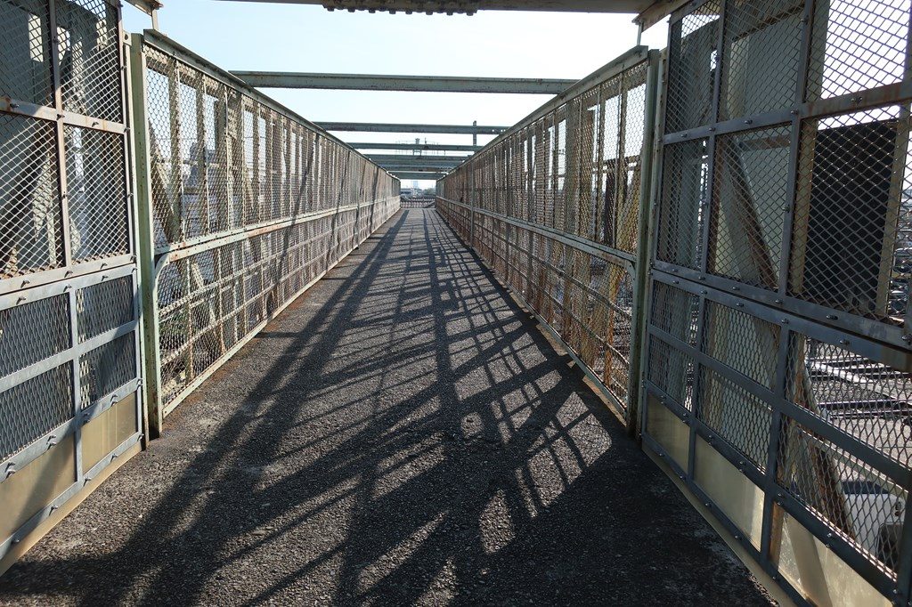三鷹こ線人道橋の撤去が2023年12月着手と発表されました。
三鷹こ線人道橋の階段等の一部現地保存、三鷹こ線人道橋の渡り納めイベント開催も予定されています。
工事が始まると三鷹駅側寄り「堀合地下道」を利用してくださいとのことです。