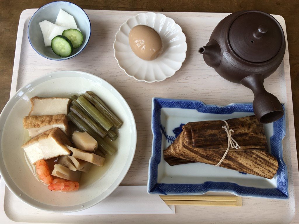 西荻窪にある日本茶カフェ「LELIEN（ルリアン）」
朝セットの美味しいお粥と日本茶を頂きました。
ゆっくり一人時間を過ごすのにピッタリなお店です！