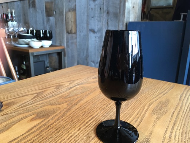黒いワイングラス　テイスティンググラス