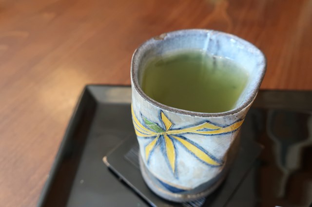 三鷹駅南口にある日本茶カフェ「さらさら」
お店へのアクセス・メニュー、私の注文した日本茶や抹茶ゼリーを食べた感想を記録しています。
いつ行っても、美味しくてのんびりできる隠れ家カフェです。