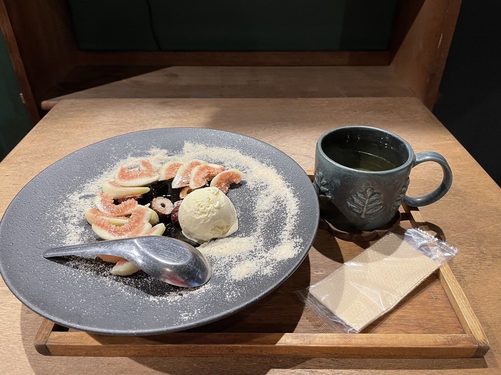 西荻窪の中国茶カフェ・ギャラリーカフェのsweet olive 金木犀茶店。お店の場所やメニュー、毎年初夏に人気の予約制のパフェ、金木犀鐵観音パフェ予約なしの仙草ゼリーを食べた感想を紹介しています。