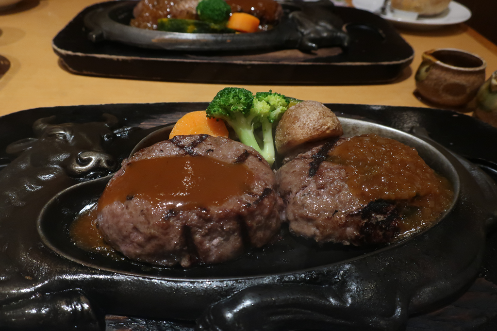 静岡県ご当地チェーン店のハンバーグ店「さわやか」
新静岡セノバ店 の整理券発行状況や、さわやかでハンバーグを食べた感想を紹介しています。
