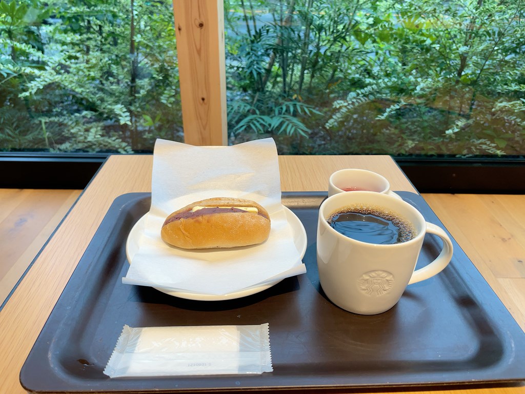 スターバックスコーヒー西東京新町店は老舗喫茶店くすの樹の跡地にできた木造店舗。
店内の雰囲気やコンセントのある席・駐車場・駐輪場・ドライブスルーについて解説もしています。
