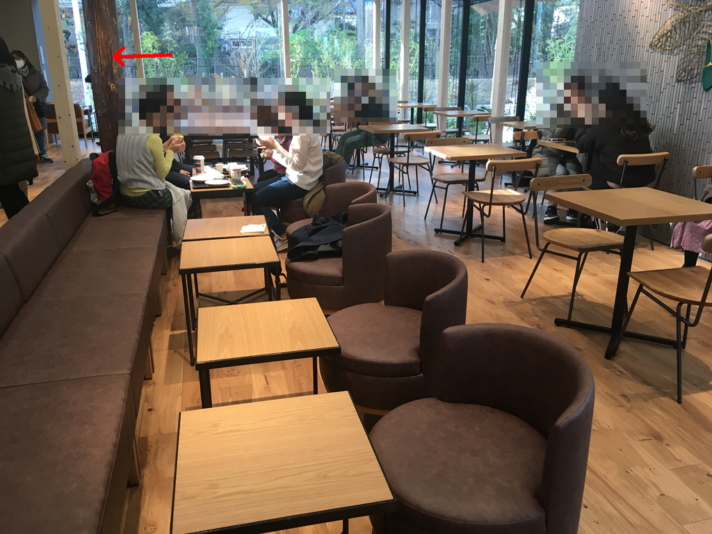 スターバックスコーヒー西東京新町店は老舗喫茶店くすの樹の跡地にできた木造店舗。
店内の雰囲気や駐車場・ドライブスルー・駐輪場について解説もしています。電源コンセント席あり、wifi有です。