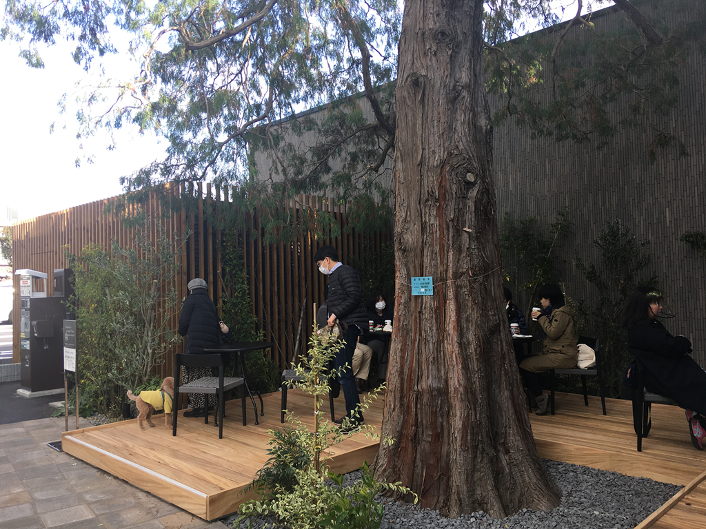 スターバックスコーヒー西東京新町店は老舗喫茶店くすの樹の跡地にできた木造店舗。
店内の雰囲気や駐車場・ドライブスルー・駐輪場について解説もしています。電源コンセント席あり、wifi有です。