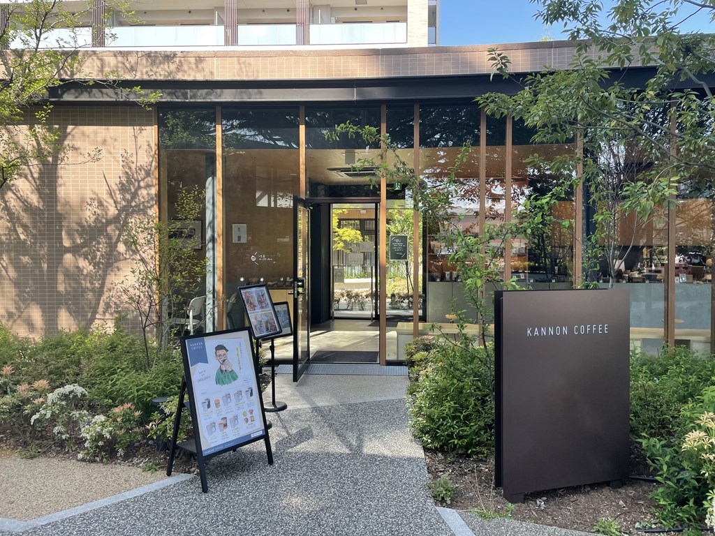 2021年1月に三鷹駅と吉祥寺駅の間くらいの場所にオープンしたKANNON COFFEE kichijoji(カンノンコーヒー 吉祥寺店)。プラウドシティ吉祥寺内にあります。メニュー・モーニングメニュー・値段・お店の雰囲気を紹介しています。