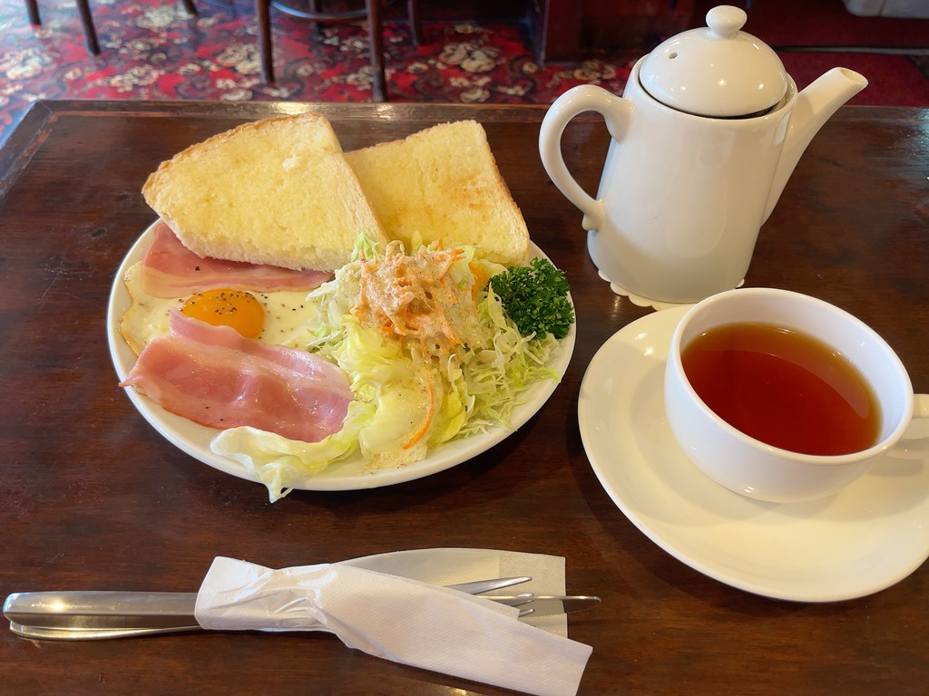 西荻窪の純喫茶「それいゆ」でモーニング・平日ランチをいただきました。
それいゆの場所アクセス・モーニングメニュー・ランチメニュー・食べたの感想を紹介しています。