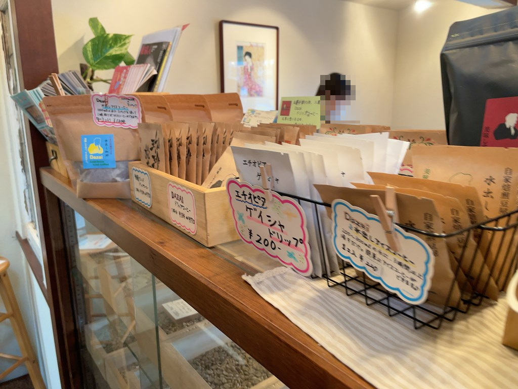 三鷹で太宰治イメージの珈琲がいただける松井商店。
店内で焙煎している珈琲は奥深い香りと味わいが楽しめます。
三鷹のお土産「TAKA-1」の認定商品の珈琲も購入できます。