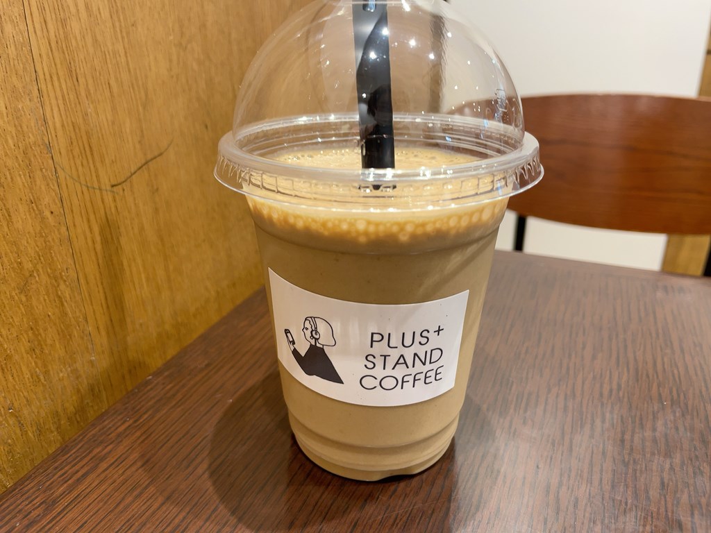 西荻窪駅改札目の前のカフェにあるPLUS+ STAND COFFEE(プラススタンドコーヒー)
ちょっとひと休憩・待ち合わせにぴったりなカフェです。
wifi・電源コンセント席あります。