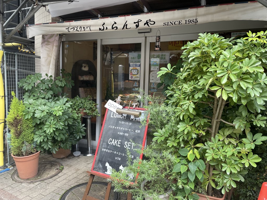 三鷹駅近くのカフェ・喫茶店を紹介しています。チェーン店から穴場な場所まで。
どこもほっと落ち着けるお店ばかりです。