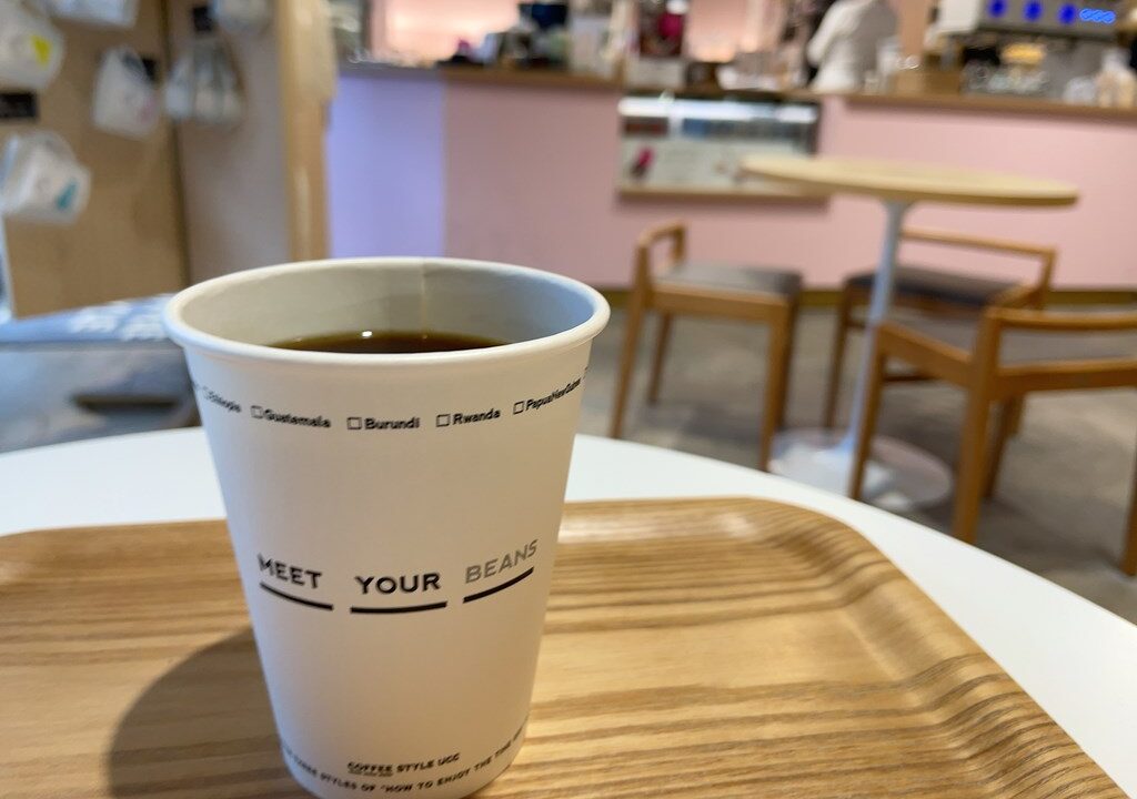 アトレ吉祥寺1階にあるCOFFEE STYLE&UCC アトレ吉祥寺店で美味しいカフェインレスコーヒーを頂いてきました。
白と木目調の落ち着いた店内でゆっくりとした時間が過ごせます。