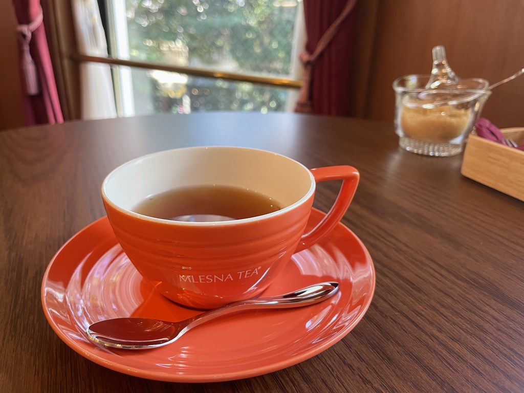 スリランカの紅茶専門店「ムレスナティー（MLESNA TEA）東京　吉祥寺店」
イートインメニュー・店内の様子・予約方法・私の頂いたスコーンとティーフリーの感想を紹介しています。1階はティーパックなどのテイクアウト、2階はイートインスペースでティーフリーを楽しめます。