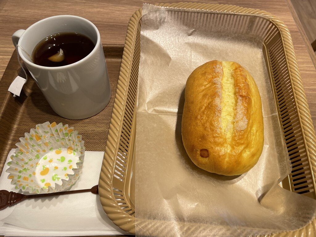 武蔵境駅のnonowa口改札を出て、まっすぐ行ったところにある武蔵境クイーンズ伊勢丹内に山崎製パンの直営店のパン屋「ハースブラウン」でモーニングを頂いてきました。
イートインスペースあり、wifi完備です。