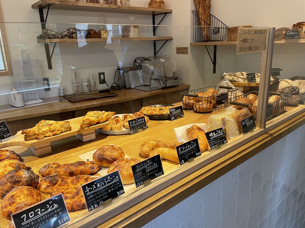 三鷹駅南口のベーカリーミッドモースト(Bakery MIDMOST)は連日行列のできる人気のパン屋さん。
お店の行列状況・並び方や個数制限、私の食べたパンの感想を紹介しています。