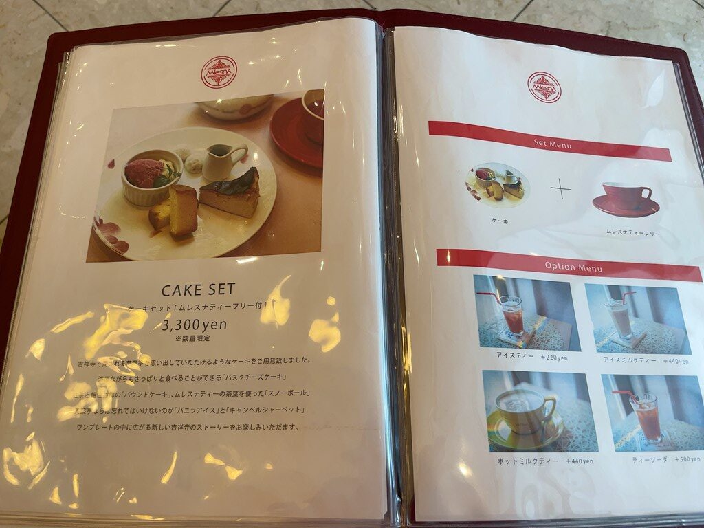 スリランカの紅茶専門店「ムレスナティー（MLESNA TEA）東京　吉祥寺店」
イートインメニュー・店内の様子・予約方法・私の頂いたスコーンとティーフリーの感想を紹介しています。1階はティーパックなどのテイクアウト、2階はイートインスペースでティーフリーを楽しめます。