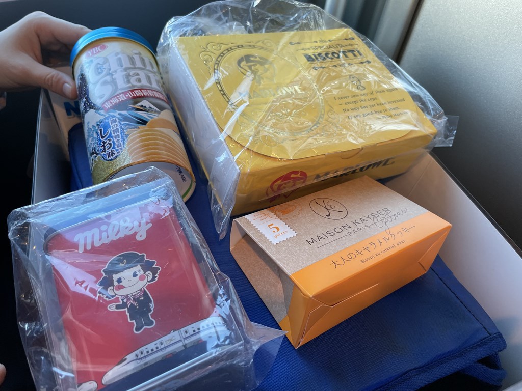 東海道新幹線に乗ったら車内販売限定お菓子を確認しています。
オーボンビュータン・メゾンカイザー・マーロウのクッキーなどが新幹線でしか買えないお菓子と出会えます。