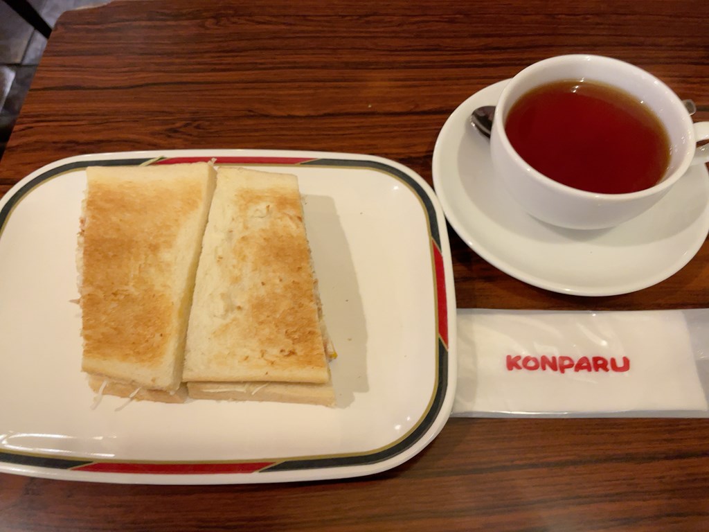 名古屋の老舗喫茶店コンパル大須本店
場所やメニュー(コンパルの名物海老フライサンドやアイスコーヒー)私の食べたモーニングの感想を紹介しています。
平日ランチもお得で人気です。
