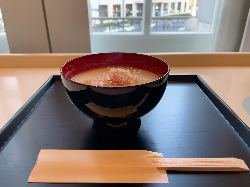東京ステーションホテル内の「虎屋菓寮 TORAYA TOKYO」でお正月期間限定のお雑煮を頂いてきました。
場所・販売期間・店内の様子、食べた感想を紹介しています。
白味噌仕立ての上品なお雑煮がいただけます。