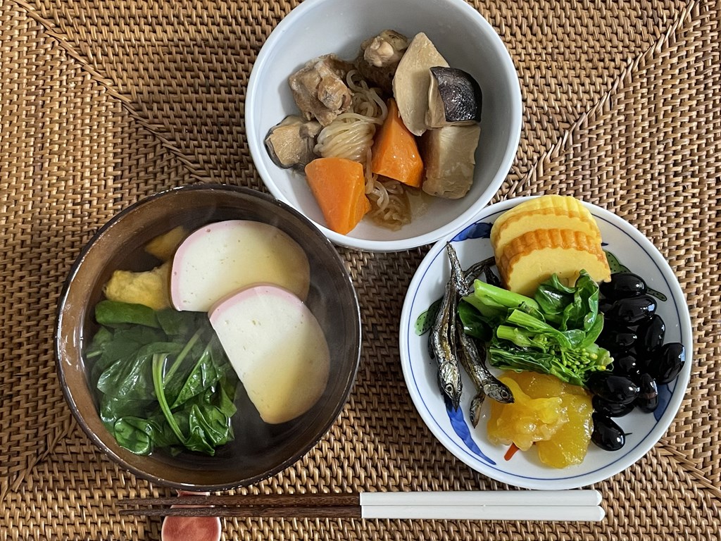 東京都内で私が実際にお雑煮を食べたお店(和菓子店や物産館)をまとめました。
関西風の白味噌・香川のあん餅雑煮・関東風のすましなど。バラエティー豊かな雑煮が手軽にいただけます。
