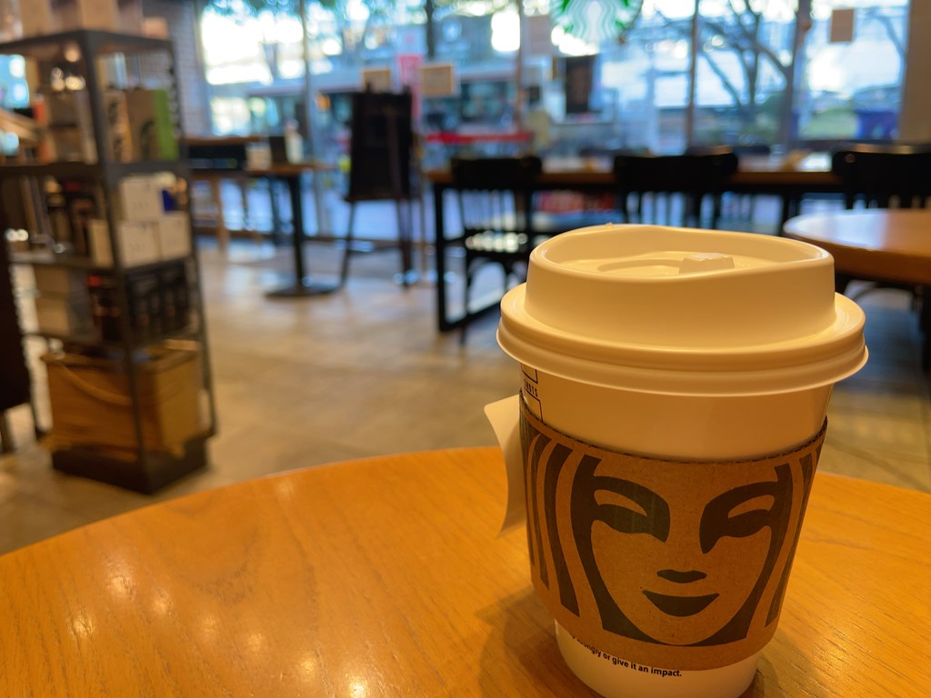 武蔵境駅前にある、スターバックス武蔵境イトーヨーカドー店。朝にゆっくりとコーヒーを楽しんできました。
駐輪場・電源コンセント席・wifiあります。