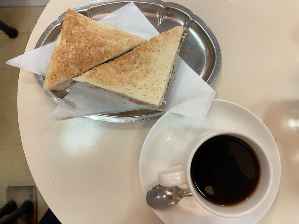 神田にある老舗喫茶店「珈琲専門店エース」
のりトーストモーニングをいただきました。レトロで美味しいです。