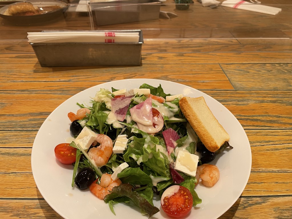 新宿伊勢丹本館3階にある「レディースアンドジェントルメン」でランチをしてきました。お店の雰囲気やランチメニュー、私の食べたサラダの感想を紹介しています。