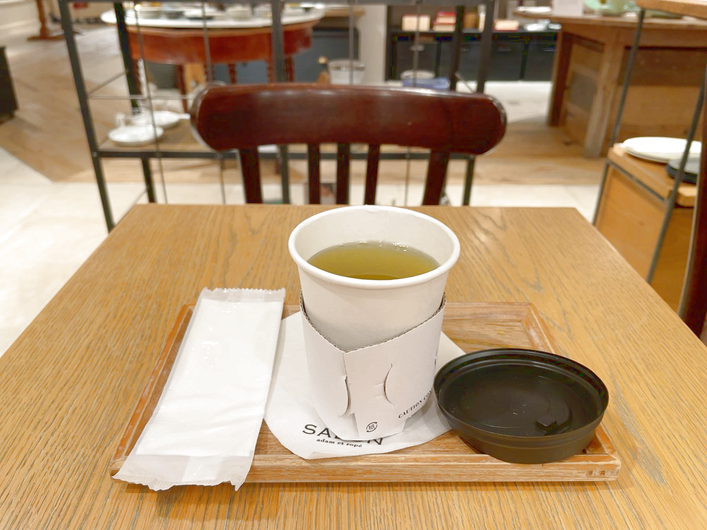 アトレ吉祥寺の「サロン アダム エ ロペ」カフェスペースでイートイン利用しました。メニューや店内の雰囲気を紹介しています。穴場なカフェ。美味しい緑茶でゆっくり過ごせます。