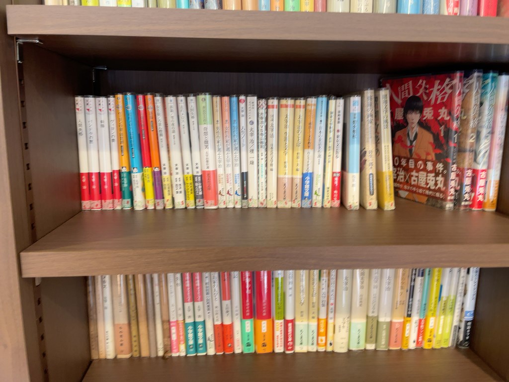 太宰治文学サロンがブックカフェとしてリニューアルオープンしました。
太宰治研究の第一人者である故・山内祥史氏のご遺族から市に寄託された「山内祥史文庫」を中心に、太宰治に関する書籍約1,500冊があります。