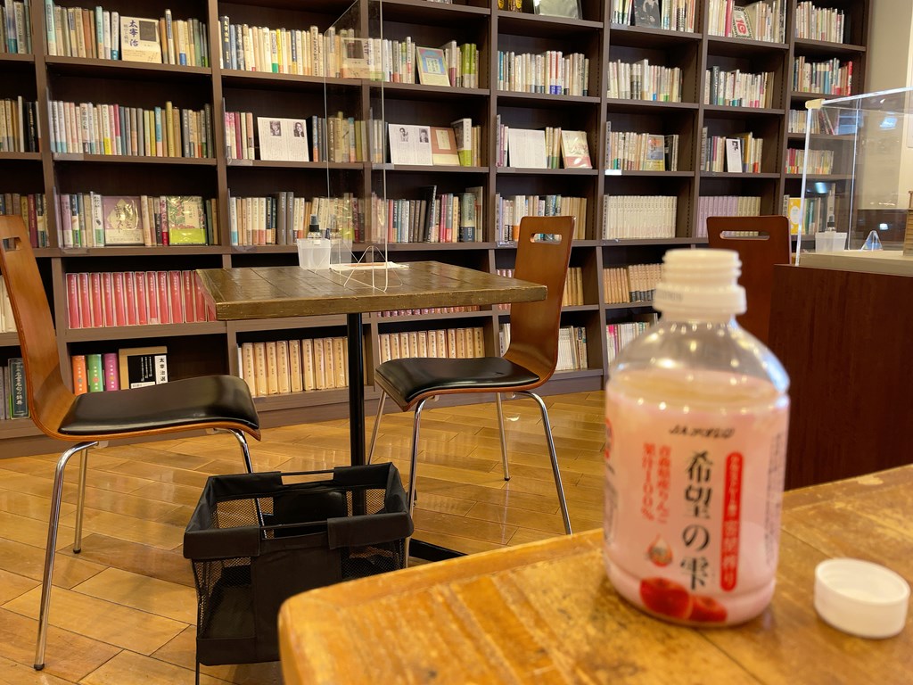 太宰治文学サロンがブックカフェとしてリニューアルオープンしました。
太宰治研究の第一人者である故・山内祥史氏のご遺族から市に寄託された「山内祥史文庫」を中心に、太宰治に関する書籍約1,500冊があります。