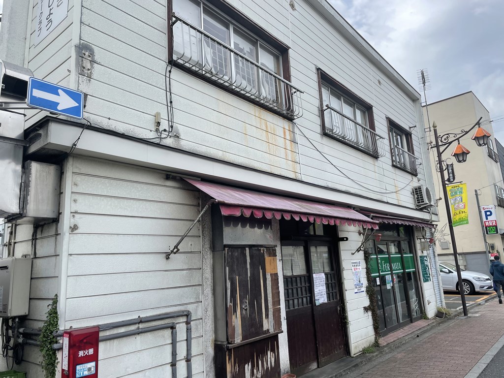三鷹駅北口、井の頭通りから三谷通りに入ってすぐにある老舗焼鳥屋さん「八起」が閉店しました。