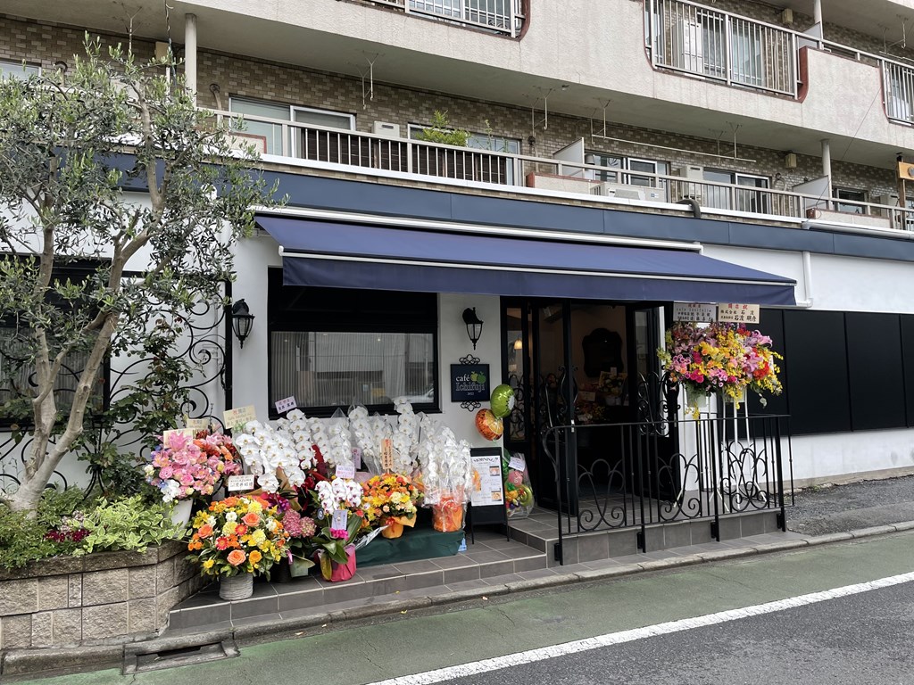 三鷹駅南口、いすみ通り沿いにある<「Café Ichifuji（カフェ イチフジ）」一富士フルーツが手掛けるカフェです。
お店の場所・アクセス、メニューや私の食べたモーニング(朝食)の感想を紹介しています。