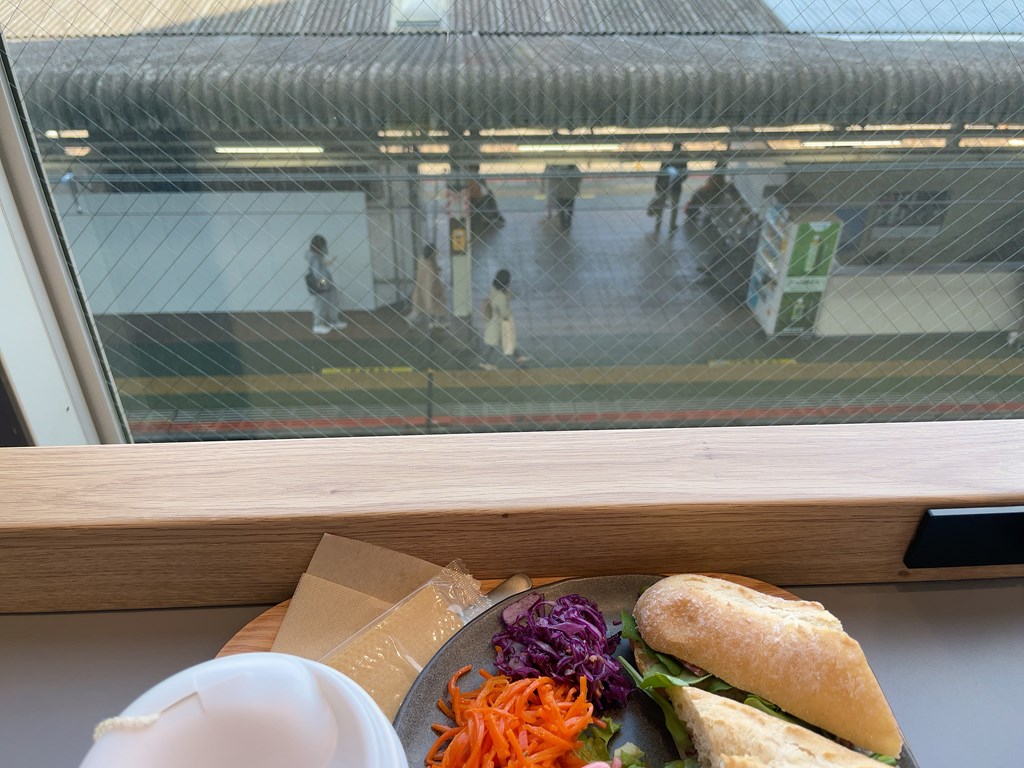 吉祥寺駅直結の京王キラリナ4階に、コーヒースタンド「And Cafe Sacai(アンドカフェサカイ)」でランチをいただきました。
雰囲気やメニューを紹介しています。wifi完備・電源コンセント席あり。
カウンター席からは電車を眺めることができます。
