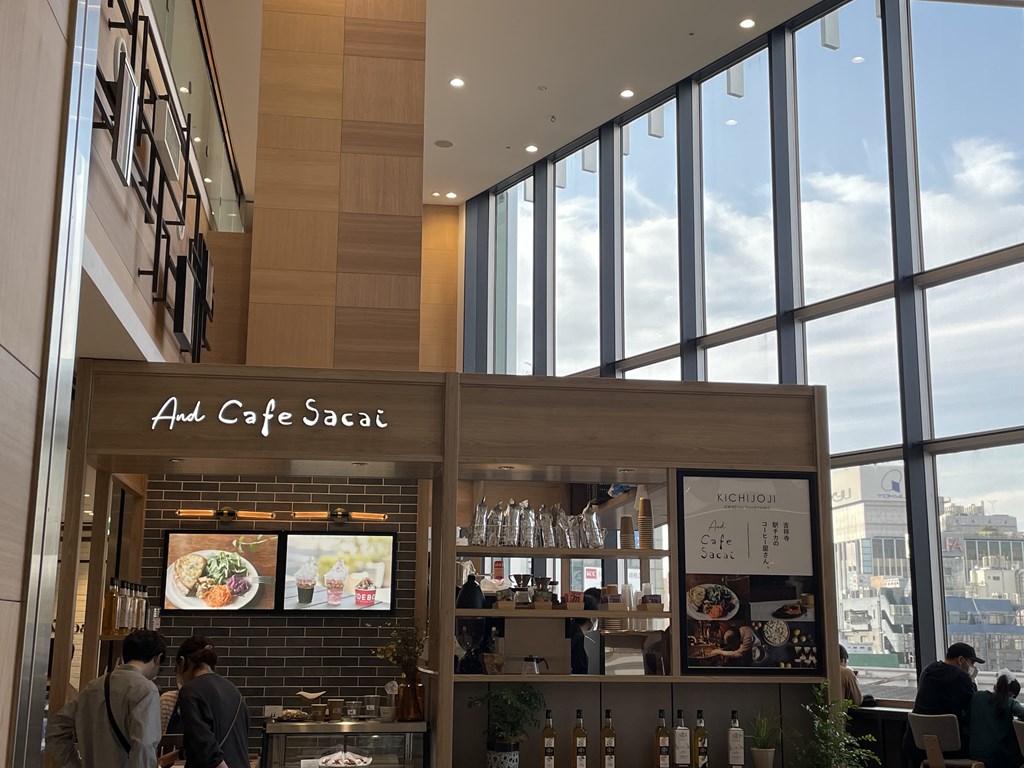 吉祥寺駅直結の京王キラリナ4階に、コーヒースタンド「And Cafe Sacai(アンドカフェサカイ)」でランチをいただきました。
雰囲気やメニューを紹介しています。wifi完備・電源コンセント席あり。
カウンター席からは電車を眺めることができます。