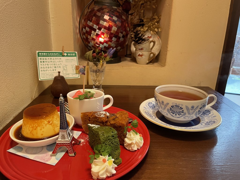 荻窪駅にひっそり佇む隠れ家カフェ「宵待屋珈琲店」
名物は、デザートの盛り合わせメリーゴーランドとこだわりのコーヒー。

場所・アクセス・メニュー・私が食べたプチメリーゴランドの感想を紹介しています。
