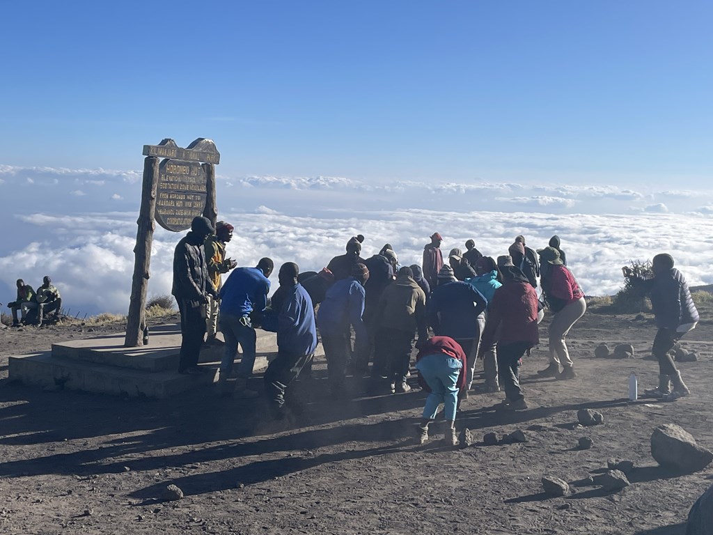 キリマンジャロ登山#2 マンダラハット～ホロンボハット
富士山と同じくらいの標高での宿泊です。
キリマンジャロ登山中の服装・食事・宿泊地の小屋のことなどを紹介しています。電源コンセントもあり、wifiも飛んでいました。  
