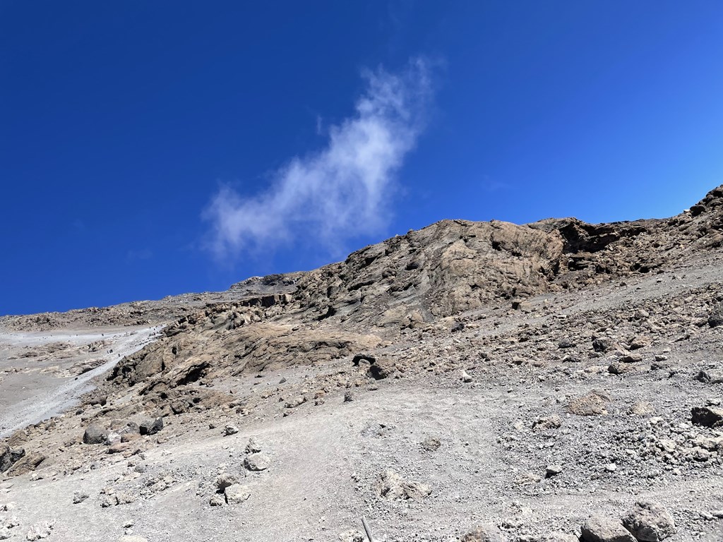 キリマンジャロ登山#5 キボハット～山頂証明をもらえるギルマンズポイント～ステラポイント～キリマンジャロ最高峰ウルフピーク登頂しました。
高山症状、服装、氷河の様子、キボハットまでの下山を紹介しています。
