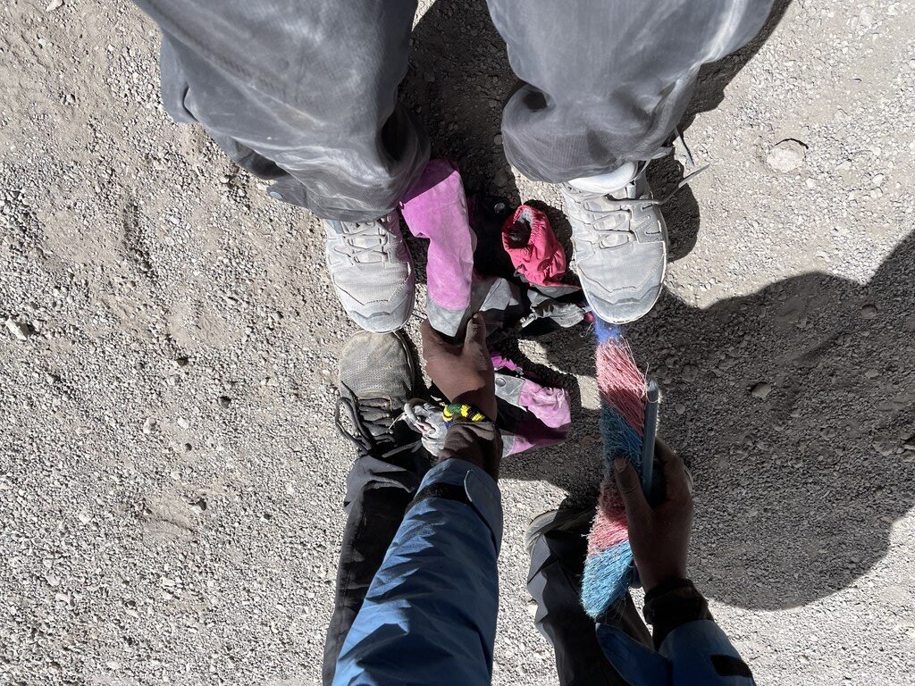 キリマンジャロ登山#5 キボハット～山頂証明をもらえるギルマンズポイント～ステラポイント～キリマンジャロ最高峰ウルフピーク登頂しました。
高山症状、服装、氷河の様子、キボハットまでの下山を紹介しています。
