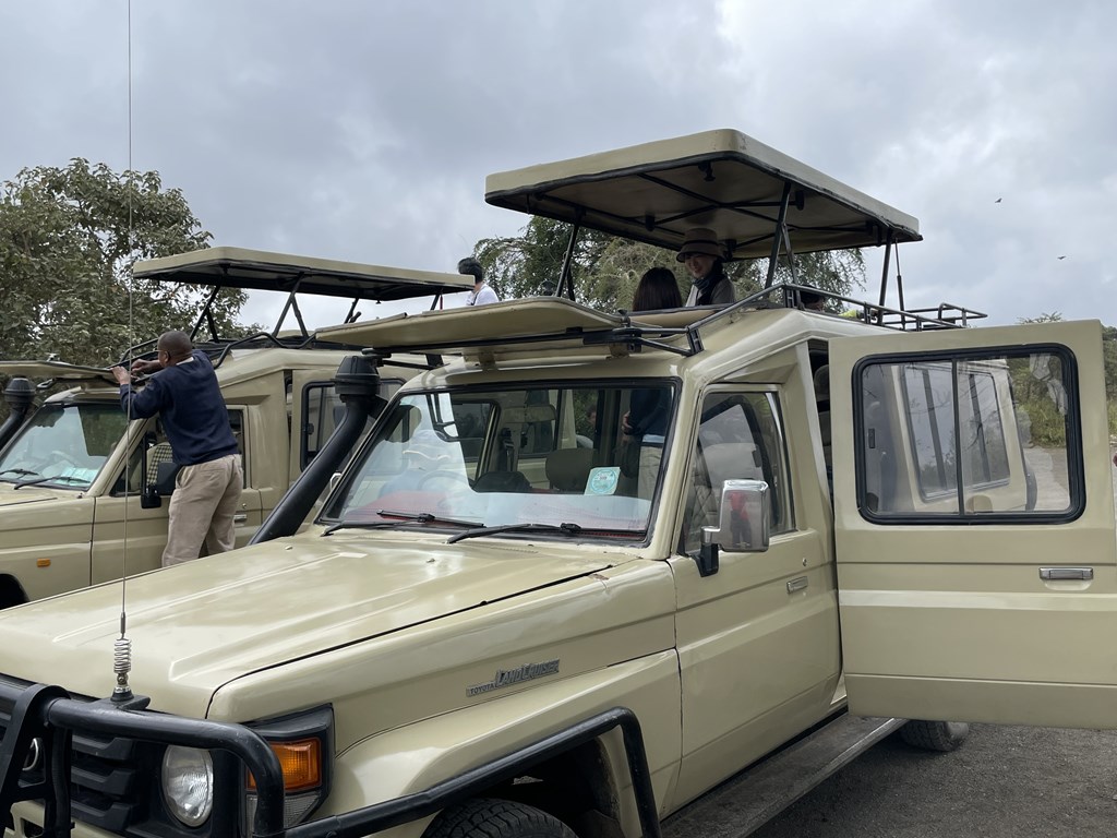アルーシャ国立公園のサファリツアーをしました。
4WDの車で園内を散策し、フラミンゴやキリン・サルなどと遭遇。
