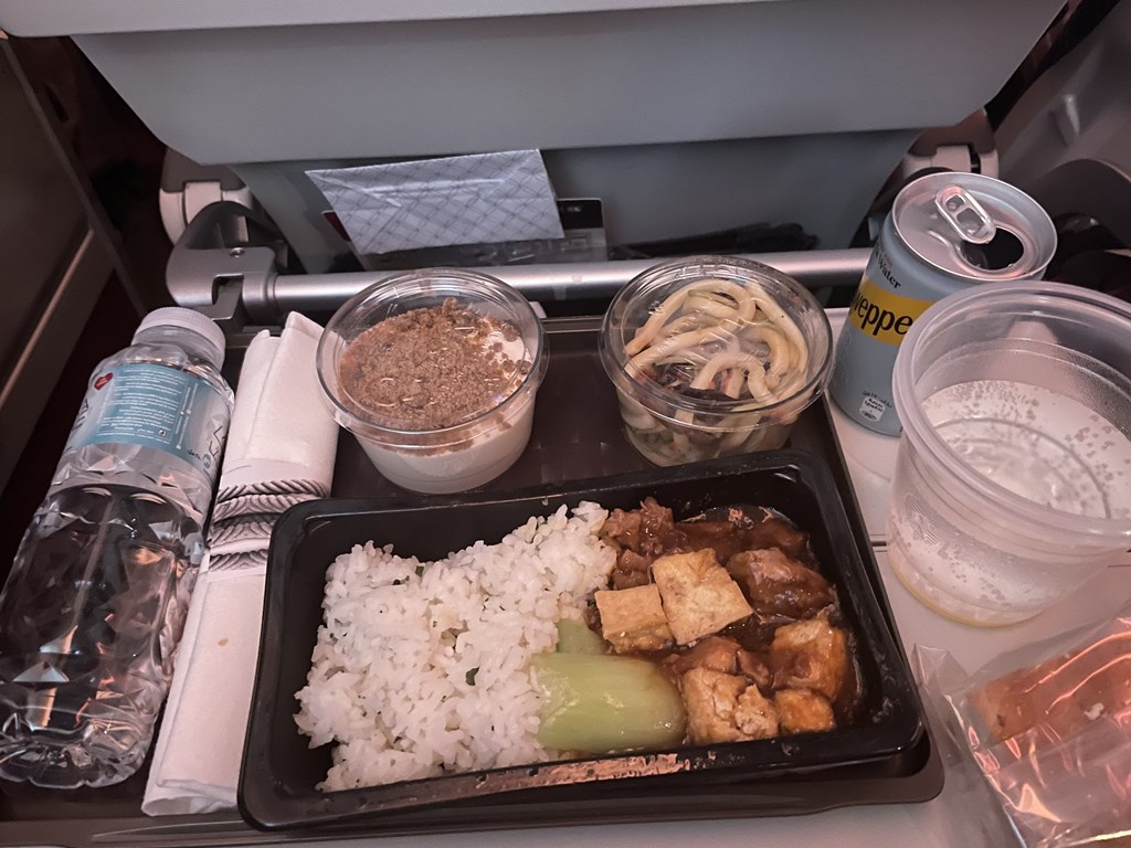 キリマンジャロ登山ツアー最終日。タンザニアから日本に帰国しました。
カタール航空の機内食などを紹介しています。