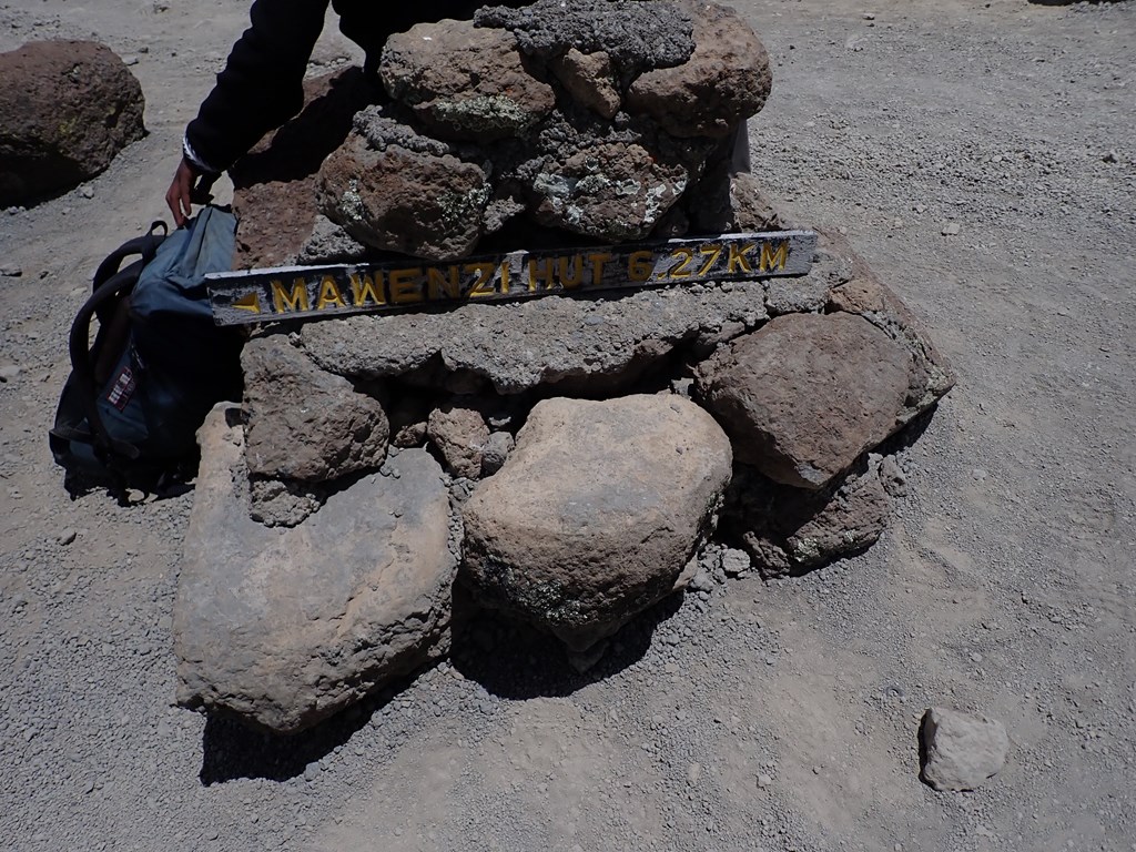 キリマンジャロ登山#4 ホロンボハット～キボハット
標高が上がり、鼻血混じりの鼻水という高山症状も出てきました。
服装やキリマンジャロの山頂アタックの注意点やキボハットの山小屋での過ごし方を記録しています。