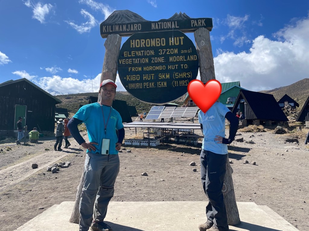 キリマンジャロ登山#2 マンダラハット～ホロンボハット
富士山と同じくらいの標高での宿泊です。
キリマンジャロ登山中の服装・食事・宿泊地の小屋のことなどを紹介しています。電源コンセントもあり、wifiも飛んでいました。

