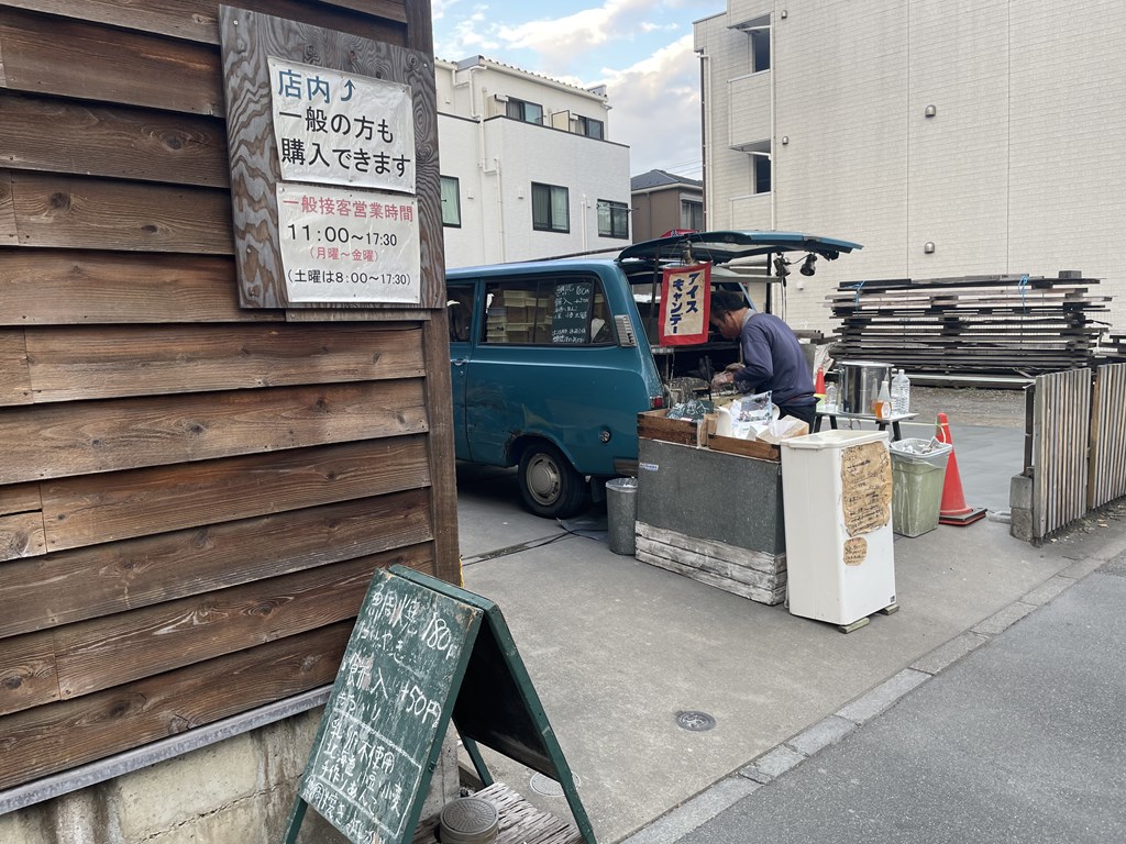 吉祥寺で土曜日限定で勝又木材の駐車場で営業されている「鯛焼きのよしかわ」
お店の営業形態や場所、メニュー、私の食べた鯛焼きの感想を紹介しています。
青色のハイエースが目印です。
