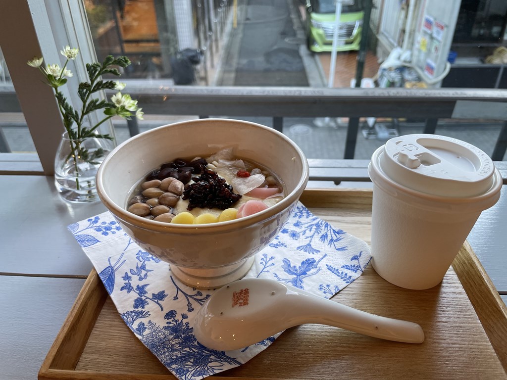 西荻窪に豆花と台湾茶のお店「雲(wan)」
お店の場所・アクセス・雰囲気、私の食べた豆花の感想を紹介しています。
台湾カステラ、胡椒餅やパイナップルケーキがあることもあります。