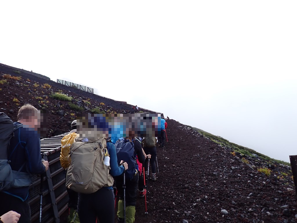 高所トレーニングのために富士山登山ツアー(吉田口)に参加しました。
失敗したなということ・富士山登山の料金・持ち物・行程・タイムスケジュール・ご来光などの感想を紹介しています。
   