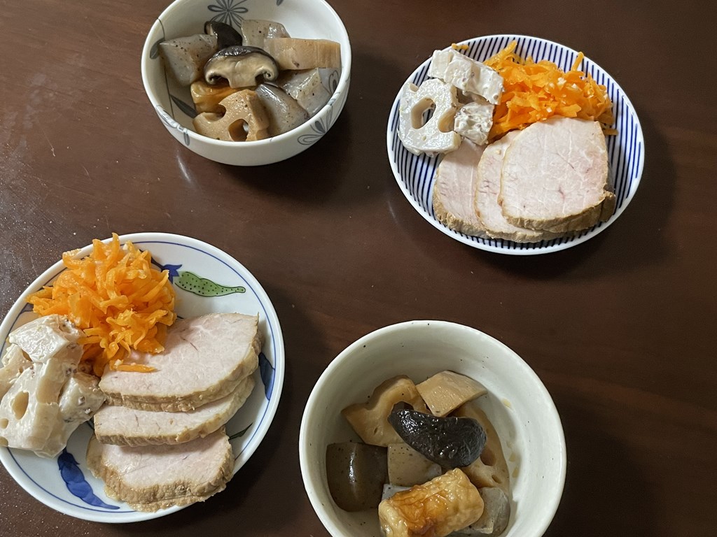 丸亀製麺の大みそか限定販売の「超特大海老天」を購入しました。
他にかき揚げ・天ぷら盛り合わせ・いなり寿司などがあります。