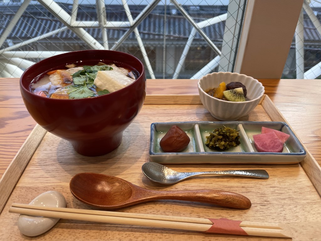 東京都内で私が実際にお雑煮を食べたお店(和菓子店や物産館)をまとめました。
関西風の白味噌・香川のあん餅雑煮・関東風のすましなど。バラエティー豊かな雑煮が手軽にいただけます。
