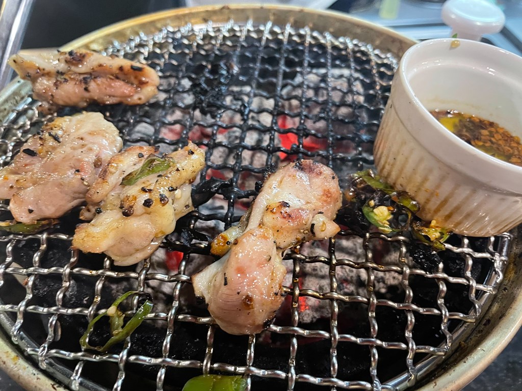 2023年3月に三鷹駅南口「鶏肉ヒキワライ」がオープンするにあたり試食会に参加してきました。
鶏肉のいろいろな部位と味が楽しめるお店です。