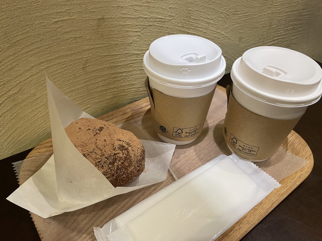 東京駅構内で待ち合わせや時間つぶしでよく利用する「ブーランジェリー　ラ・テール 東京駅 京葉ストリート店」
かなりの高確率でイートイン席が確保できる穴場カフェです。