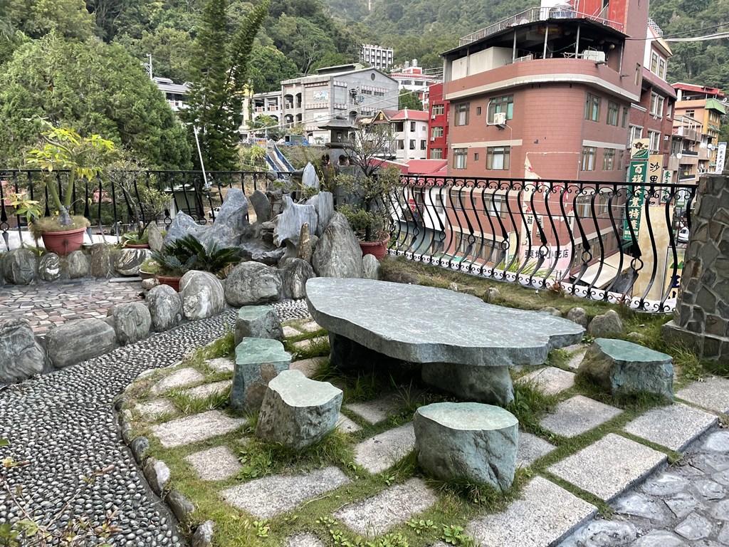 玉山登山後は東埔大飯店に宿泊しました。
私の利用した部屋の様子・日式温泉の感想・夕食朝食を紹介しています。
水着を着て入る温泉もありました。