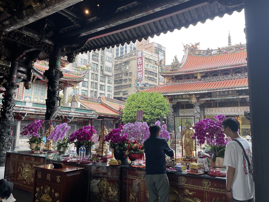 台北最強のパワースポット「龍山寺」に参拝しました。
アクセス、芸術的な建物も圧巻で台湾に行ったらぜひとも行ってほしいスポットの一つです。